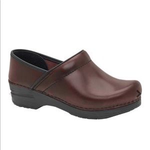 Dansko • Burgundy Leather Clogs size 7/37